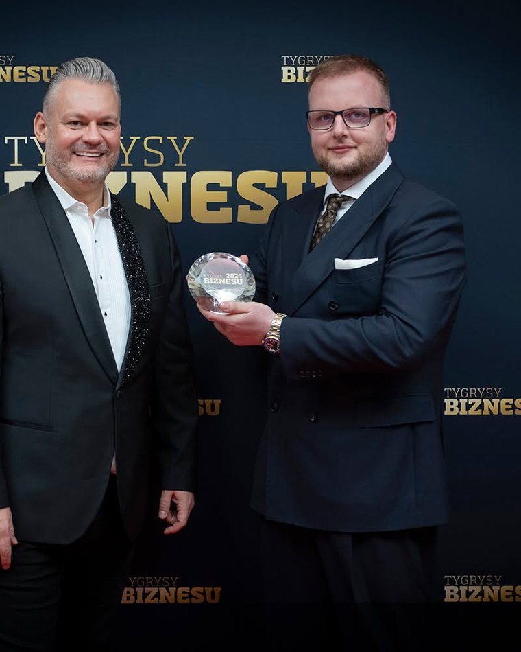 Kamil Partyka ze statuetką Tygrysów Biznesu